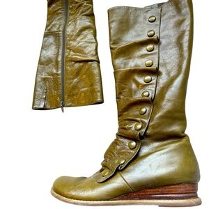 Miz Mooz size 9 mint near new condition bright olive Green Buttoned Heeled Boots